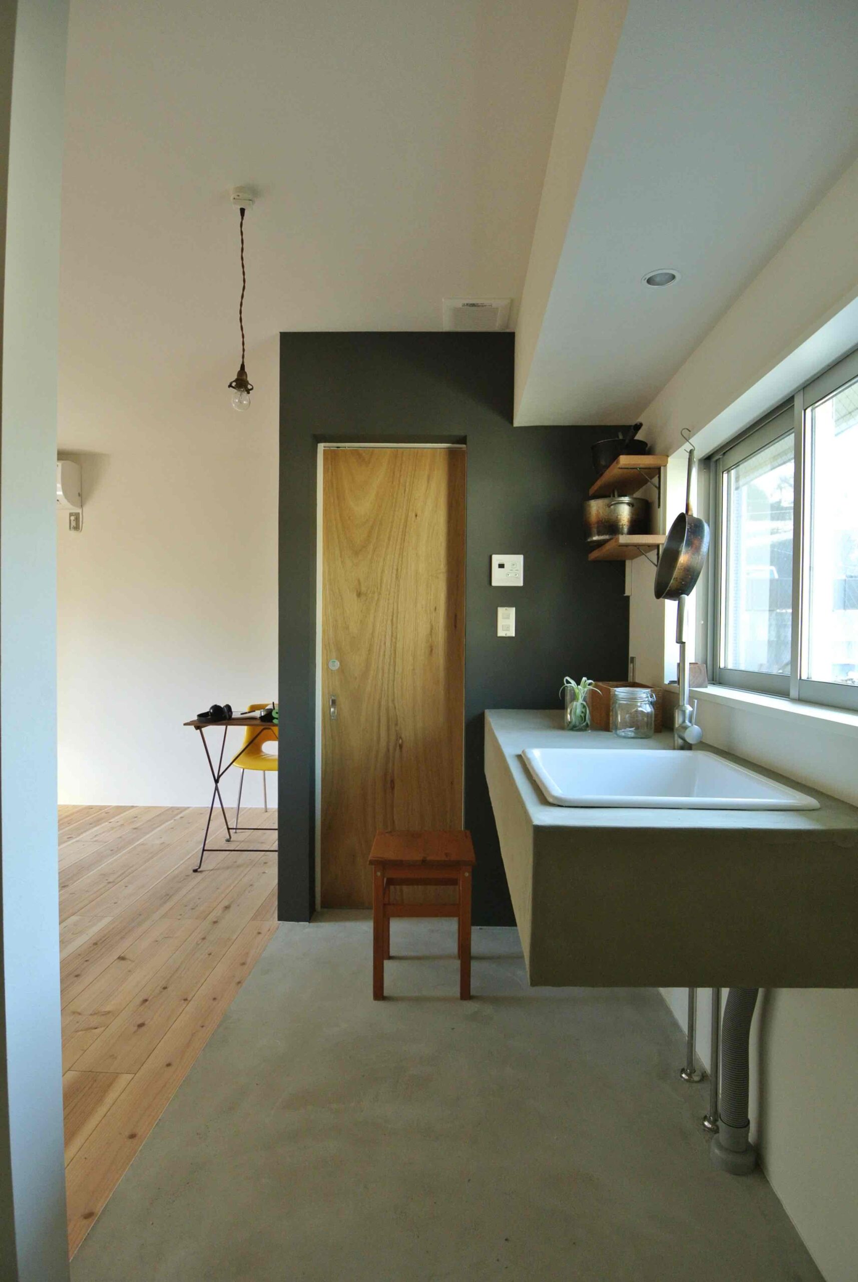 シキナミカズヤ建築研究所の施工事例｜地方移住で叶える木造住宅。自然と調和し、感情を揺さぶる設計で普遍的な居心地を生む住まい ヨコスカのアパートメント