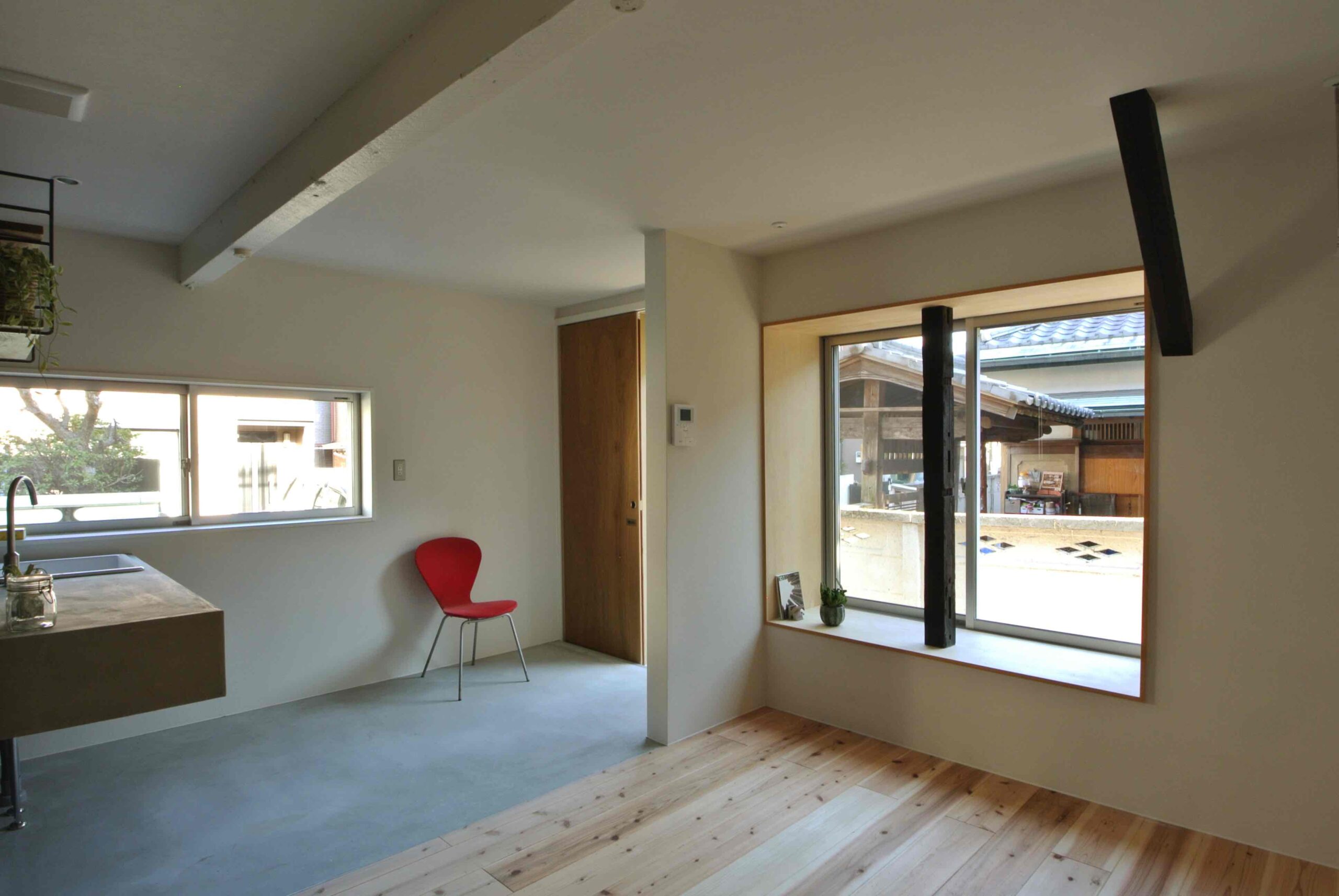 シキナミカズヤ建築研究所の施工事例｜地方移住で叶える木造住宅。自然と調和し、感情を揺さぶる設計で普遍的な居心地を生む住まい ヨコスカのアパートメント